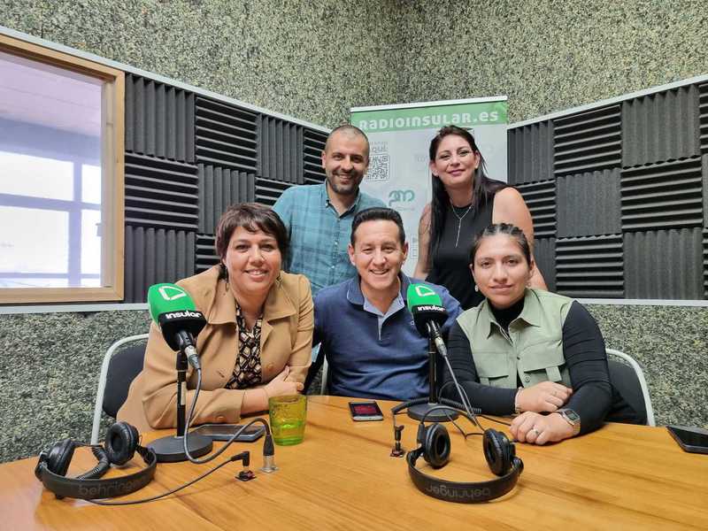 El equipo de YOALQUILO en los estudios de Radio Insular